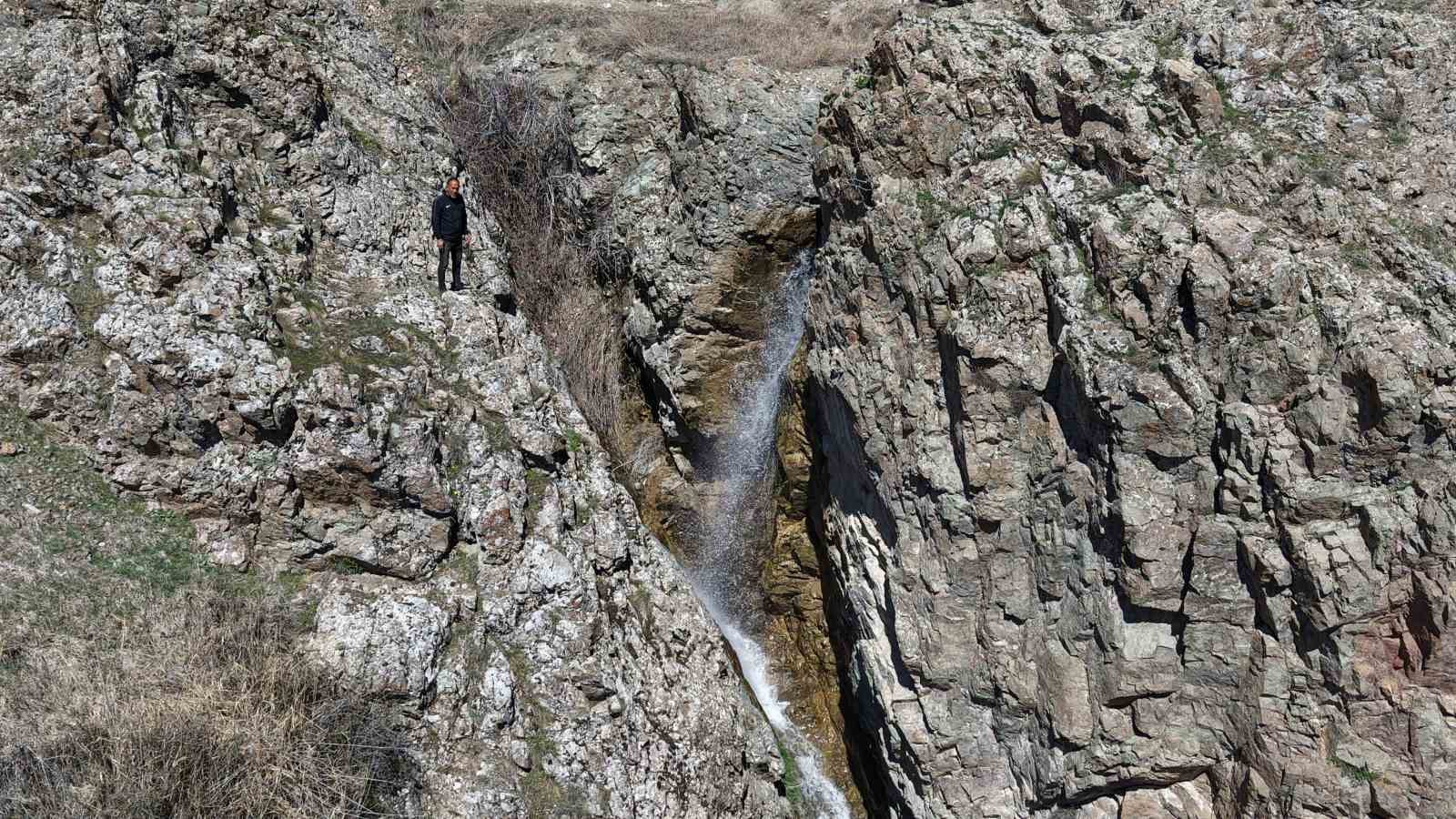 Kuruyan 30 yıllık şelale, yağışlarla birlikte yeniden canlandı