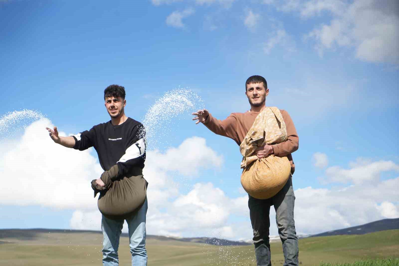 Muş&rsquo;ta &ccedil;ift&ccedil;iler tarlaya indi: G&uuml;breler imece usul&uuml; ile serpildi
