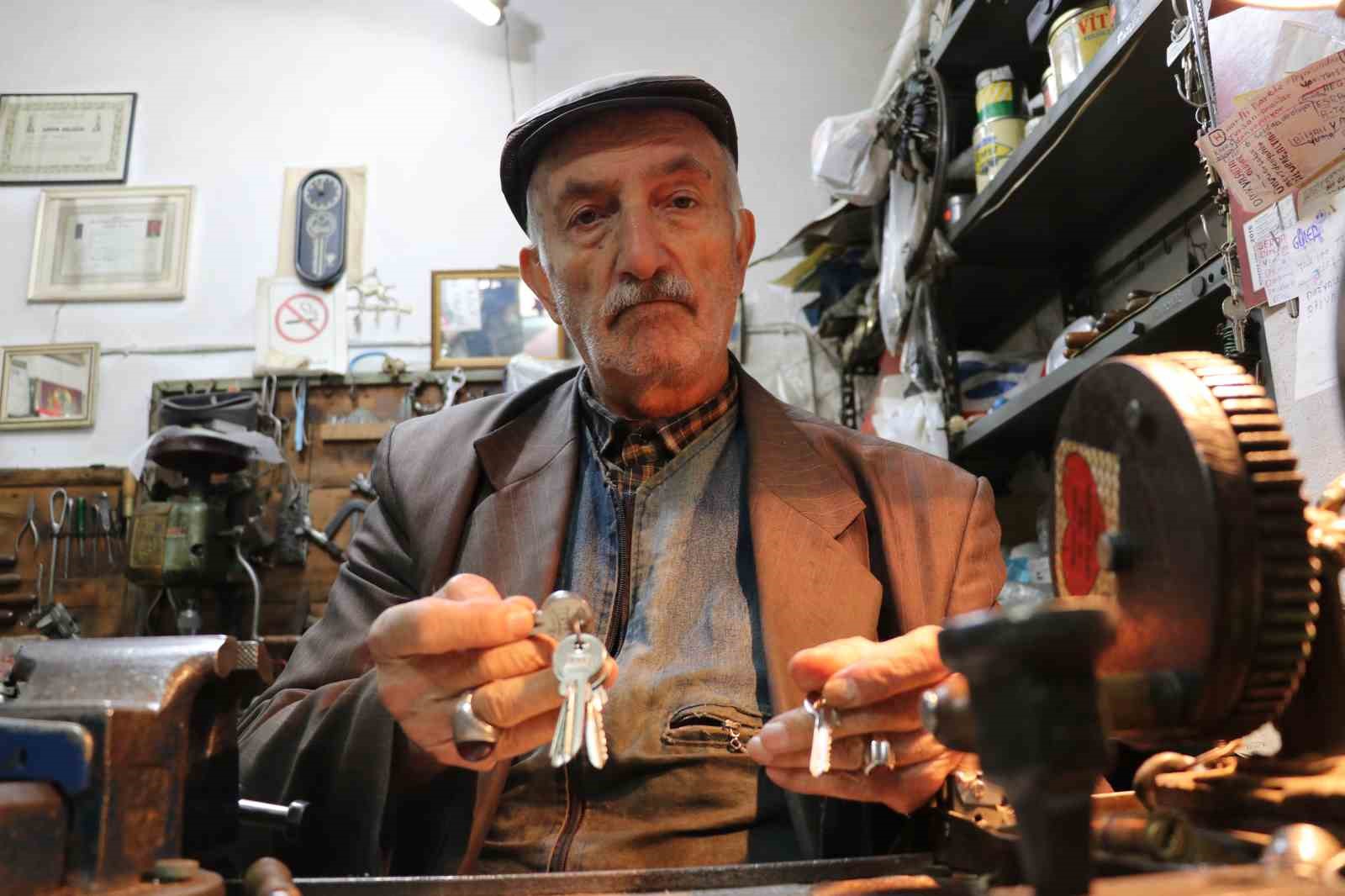 &Ouml;mr&uuml;n&uuml; anahtara adadı, 84 yaşında h&acirc;l&acirc; tezg&acirc;h başında
