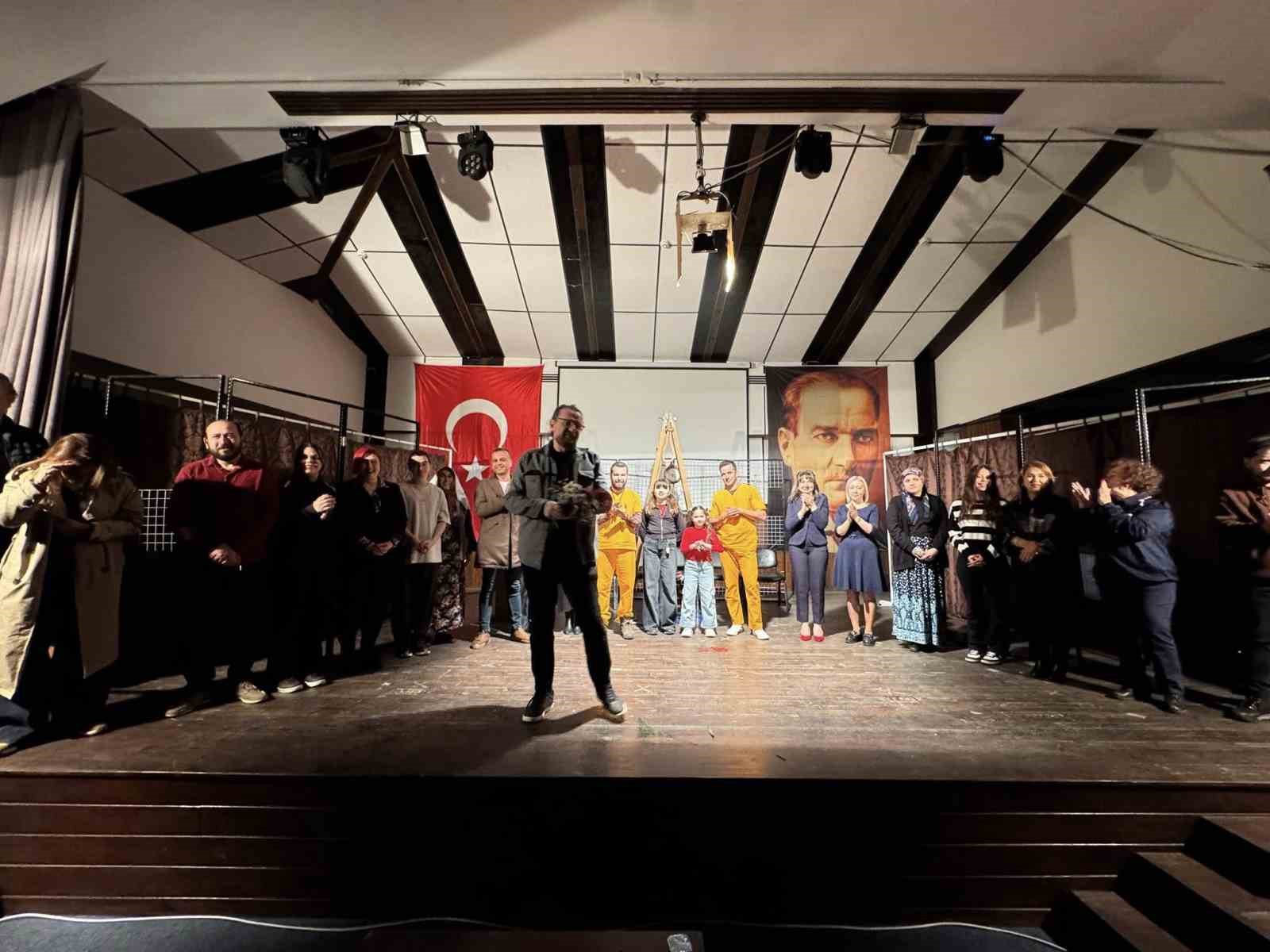 Karacasu&rsquo;da "Hepimiz Mahkumuz" oyunu b&uuml;y&uuml;k ilgi g&ouml;rd&uuml;
