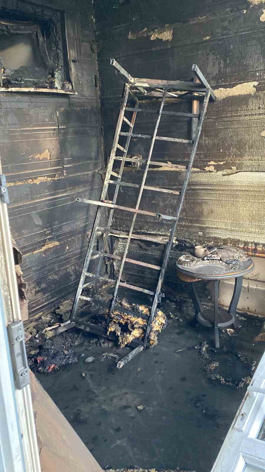 Burdur&rsquo;da evin balkonunda &ccedil;ıkan yangın korkuttu
