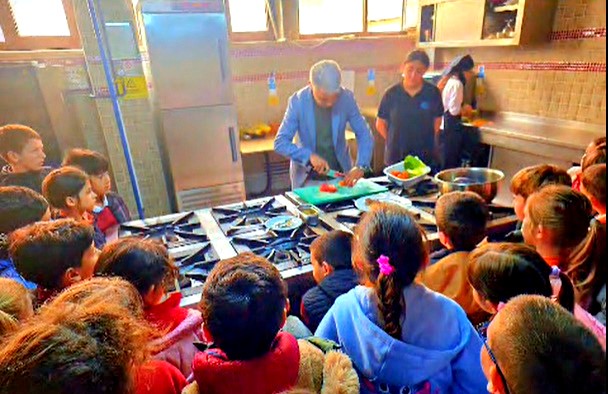 Çeşmeli öğrenciler sağlıklı beslenmeyi yerinde öğrendi