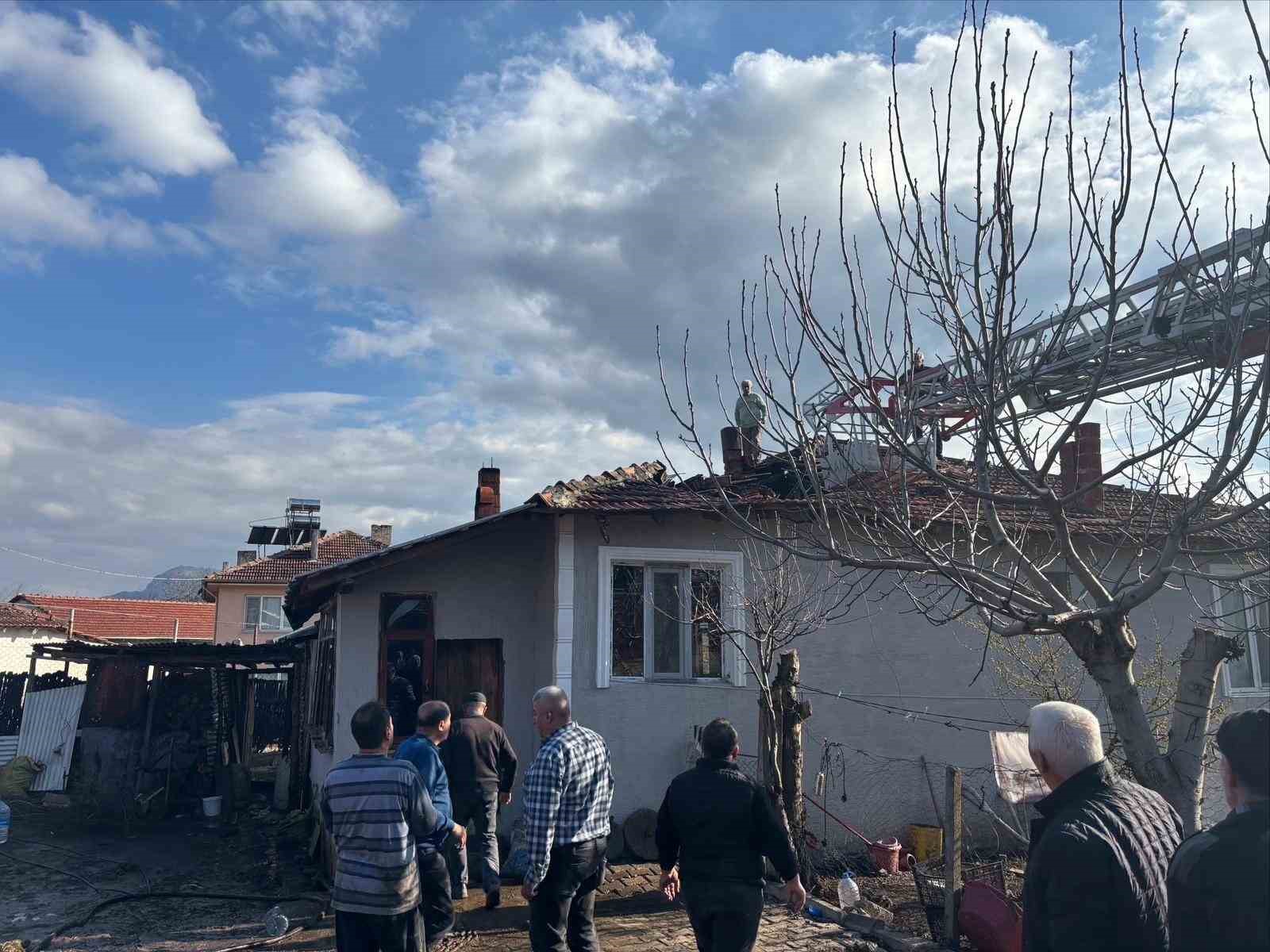 Bilecik&rsquo;te kullanılmayan k&ouml;m&uuml;r kazanından yangın &ccedil;ıktı
