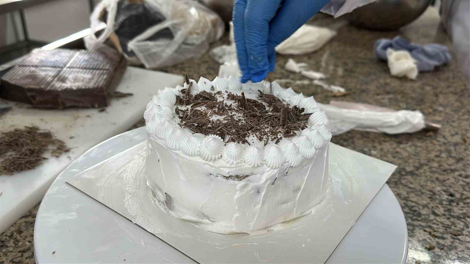 &Ccedil;&ouml;lyak hastalarına umut olan at&ouml;lye
