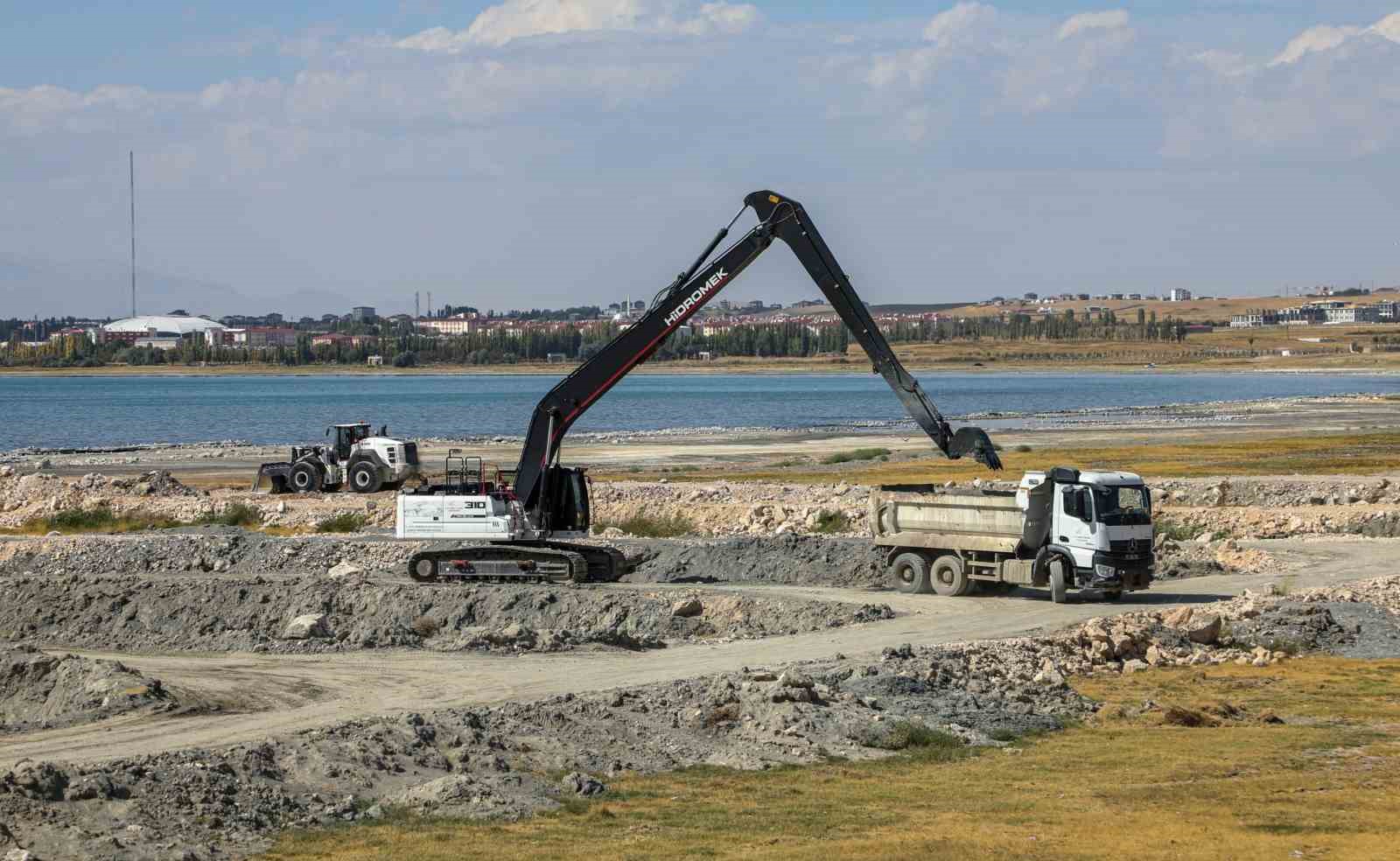 Van Gölü’nde 2 milyon 86 bin metreküp dip çamuru temizlendi