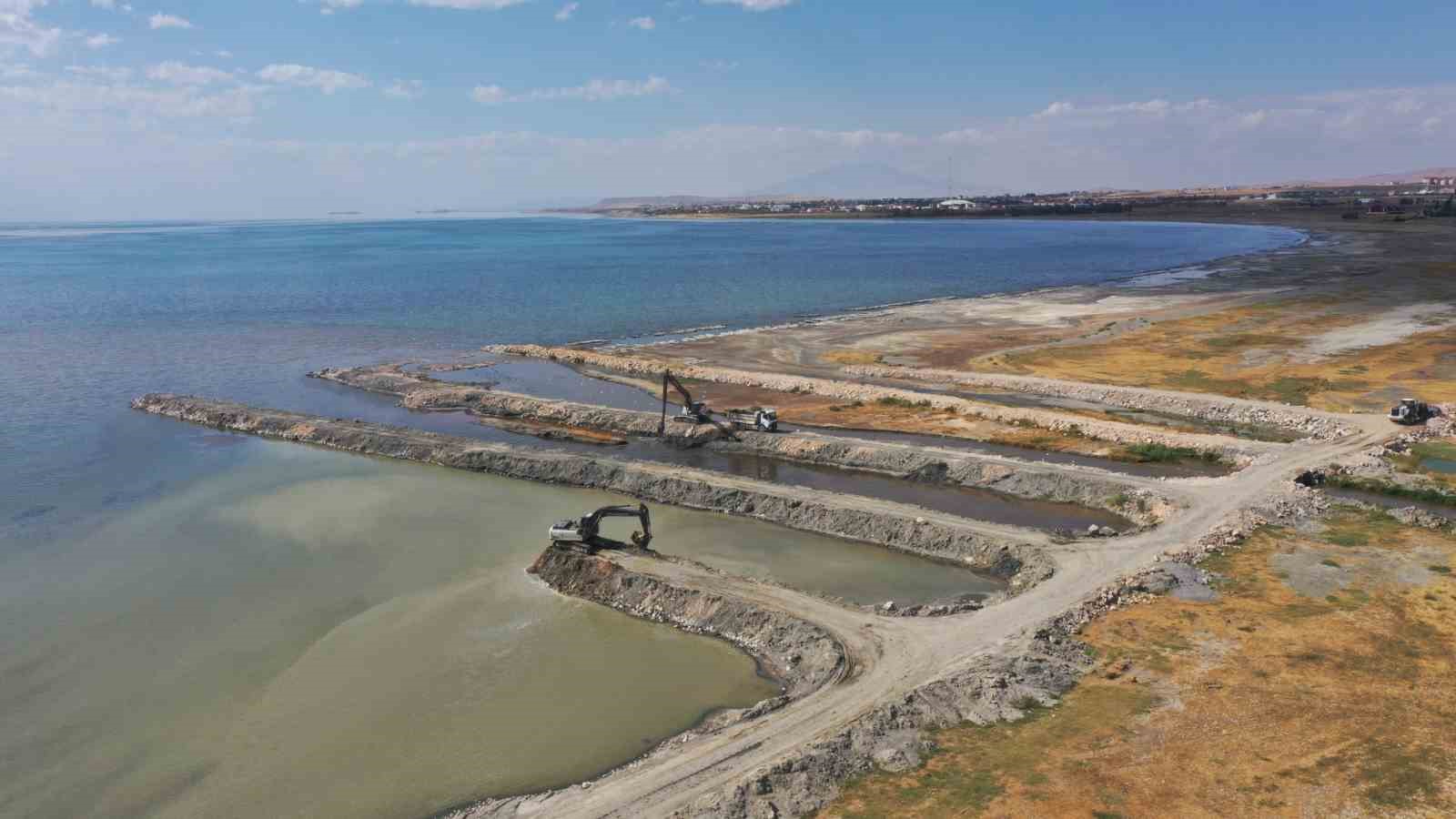 Van G&ouml;l&uuml;&rsquo;nde 2 milyon 86 bin metrek&uuml;p dip &ccedil;amuru temizlendi
