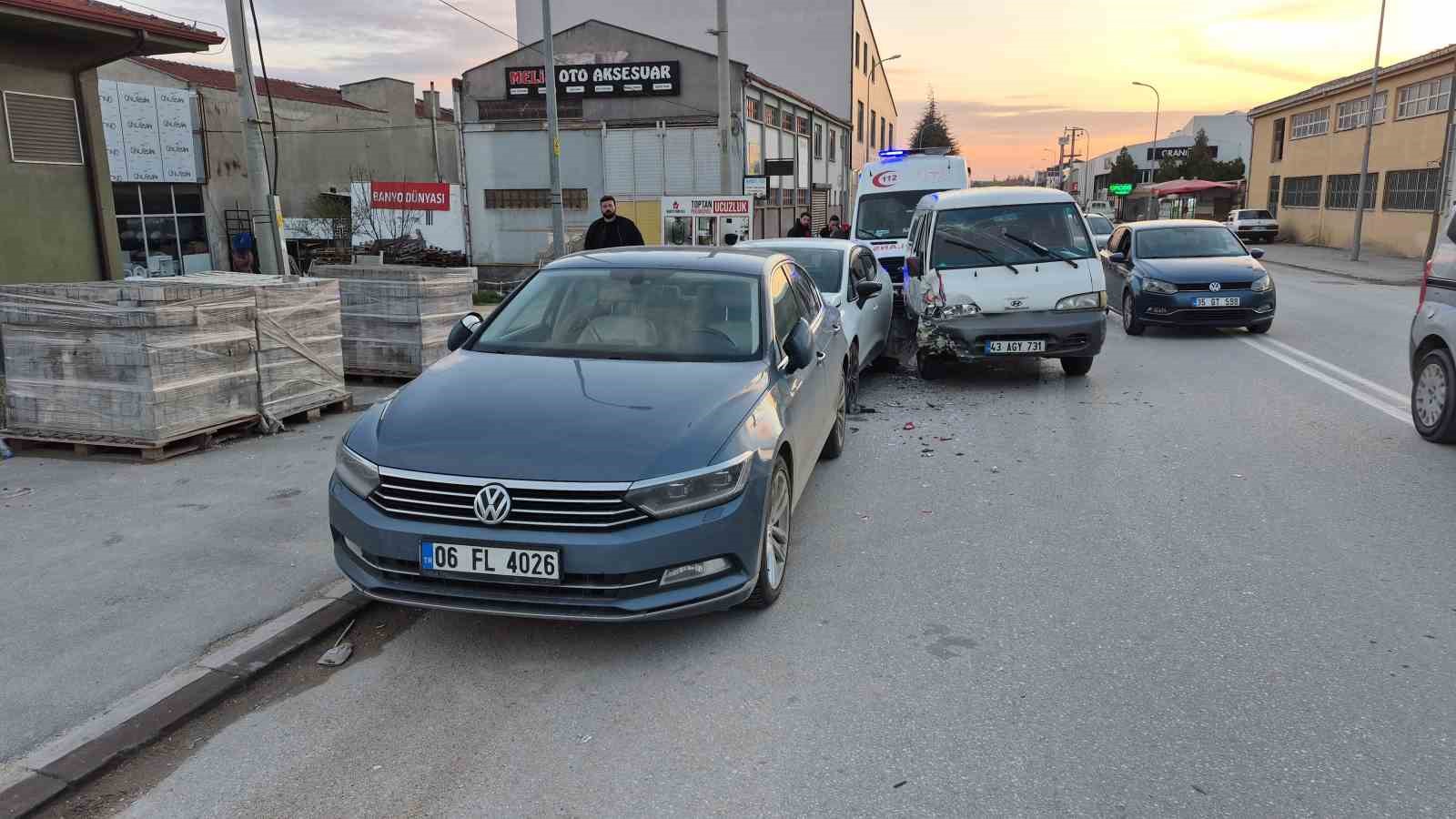 Eskişehir&rsquo;de 4 aracın karıştığı trafik kazasında 3 kişi yaralandı
