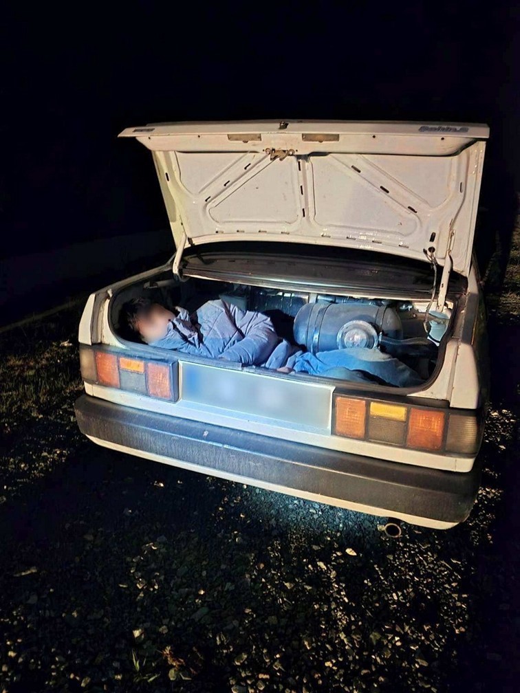 Ka&ccedil;ak g&ouml;&ccedil;menler otomobil bagajında yakalandı
