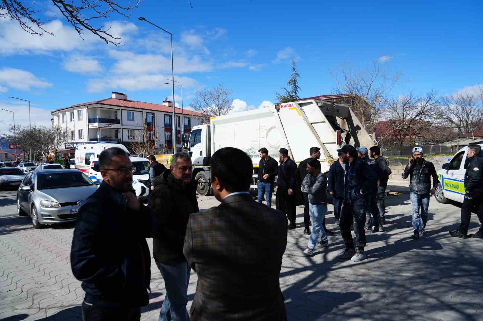 &Ccedil;&ouml;p kamyonunun &ccedil;arptığı yaşlı kadın hayatını kaybetti
