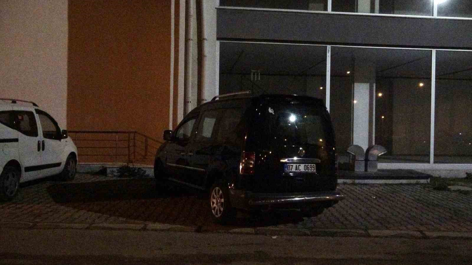 Polis otosuna &ccedil;arpıp patlamış lastiklerle ka&ccedil;tı, park halinde bulundu
