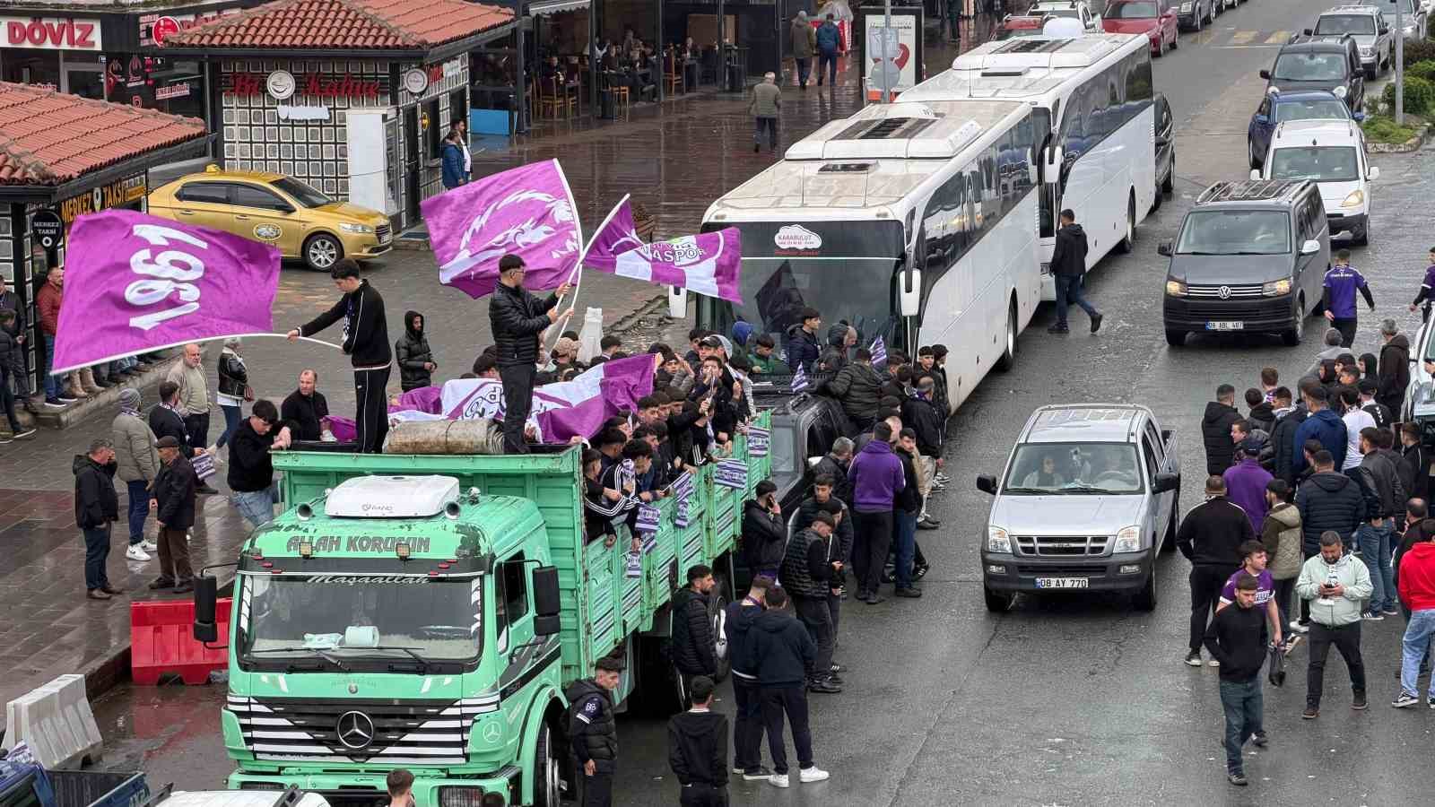 Amatör maçta ilginç görüntüler: Taraftarlar kamyon kasasında maça gitti