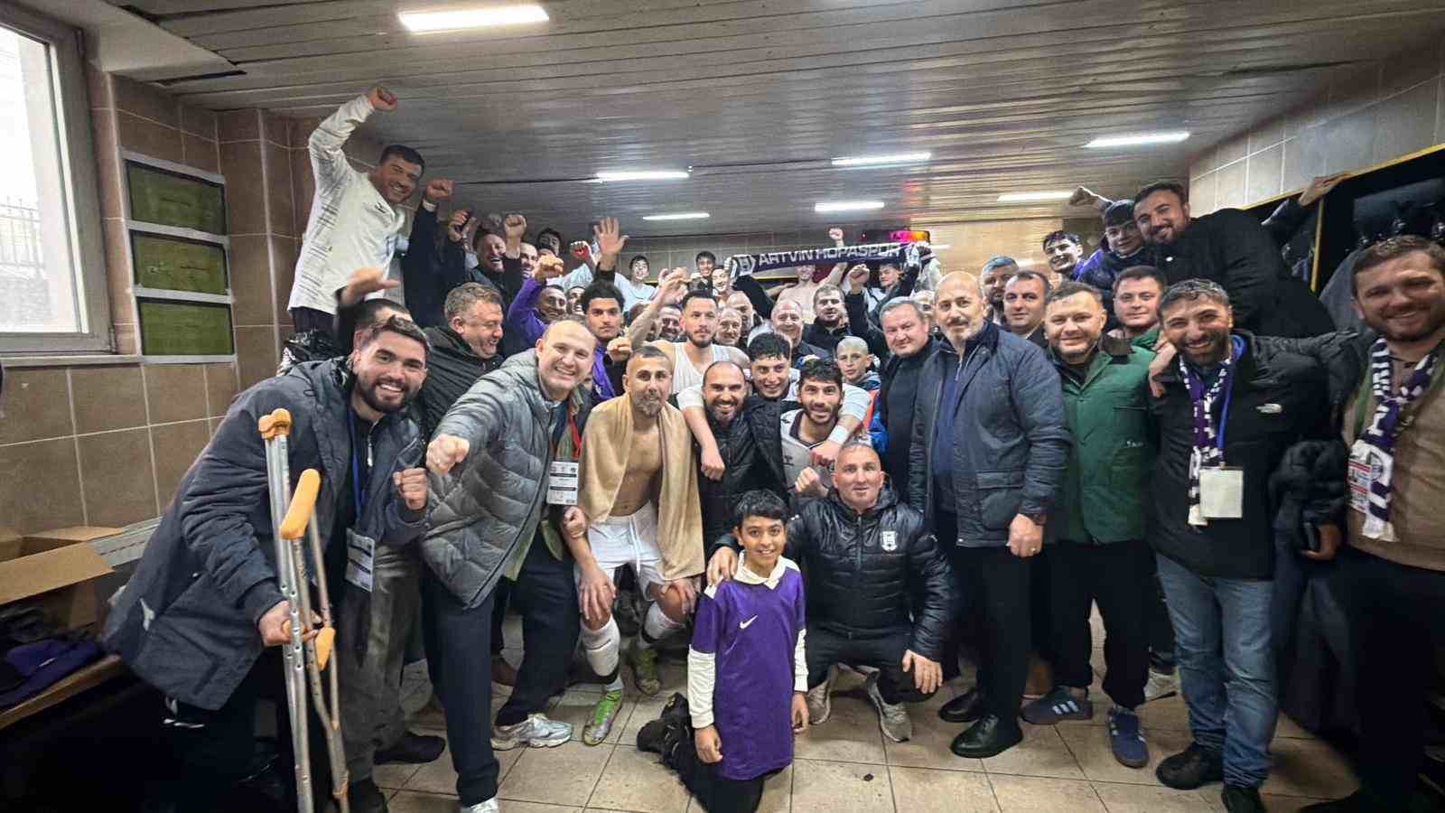 Amat&ouml;r ma&ccedil;ta ilgin&ccedil; g&ouml;r&uuml;nt&uuml;ler: Taraftarlar kamyon kasasında ma&ccedil;a gitti
