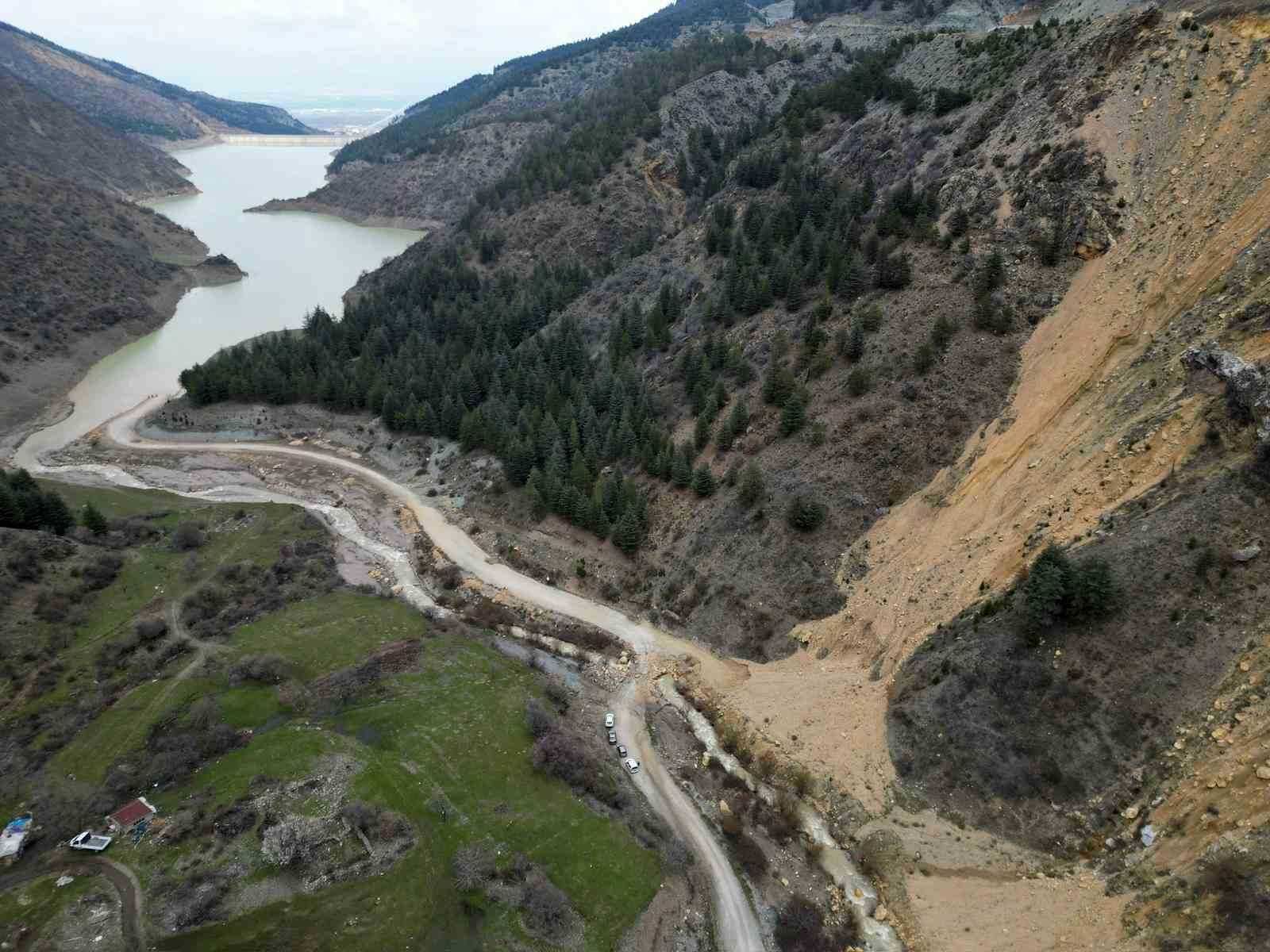 Heyelan sonrası ortaya &ccedil;ıkan g&ouml;r&uuml;nt&uuml; g&ouml;renleri &uuml;rk&uuml;tt&uuml;
