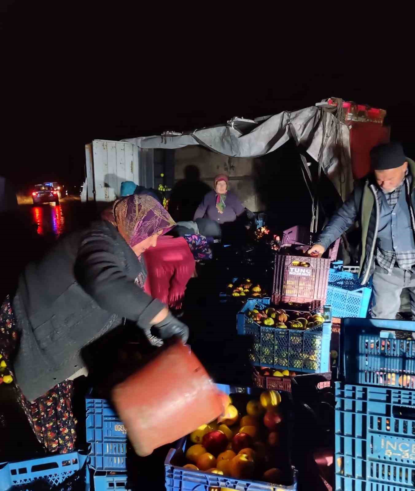 Kazada &ccedil;evreye dağılan elmaları k&ouml;y sakinleri topladı
