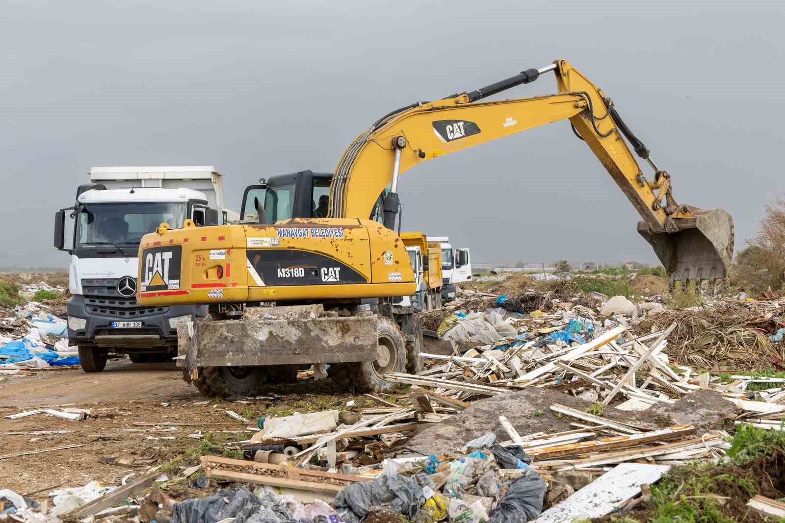 Manavgat Belediyesinden nehir ağzında temizlik &ccedil;alışması
