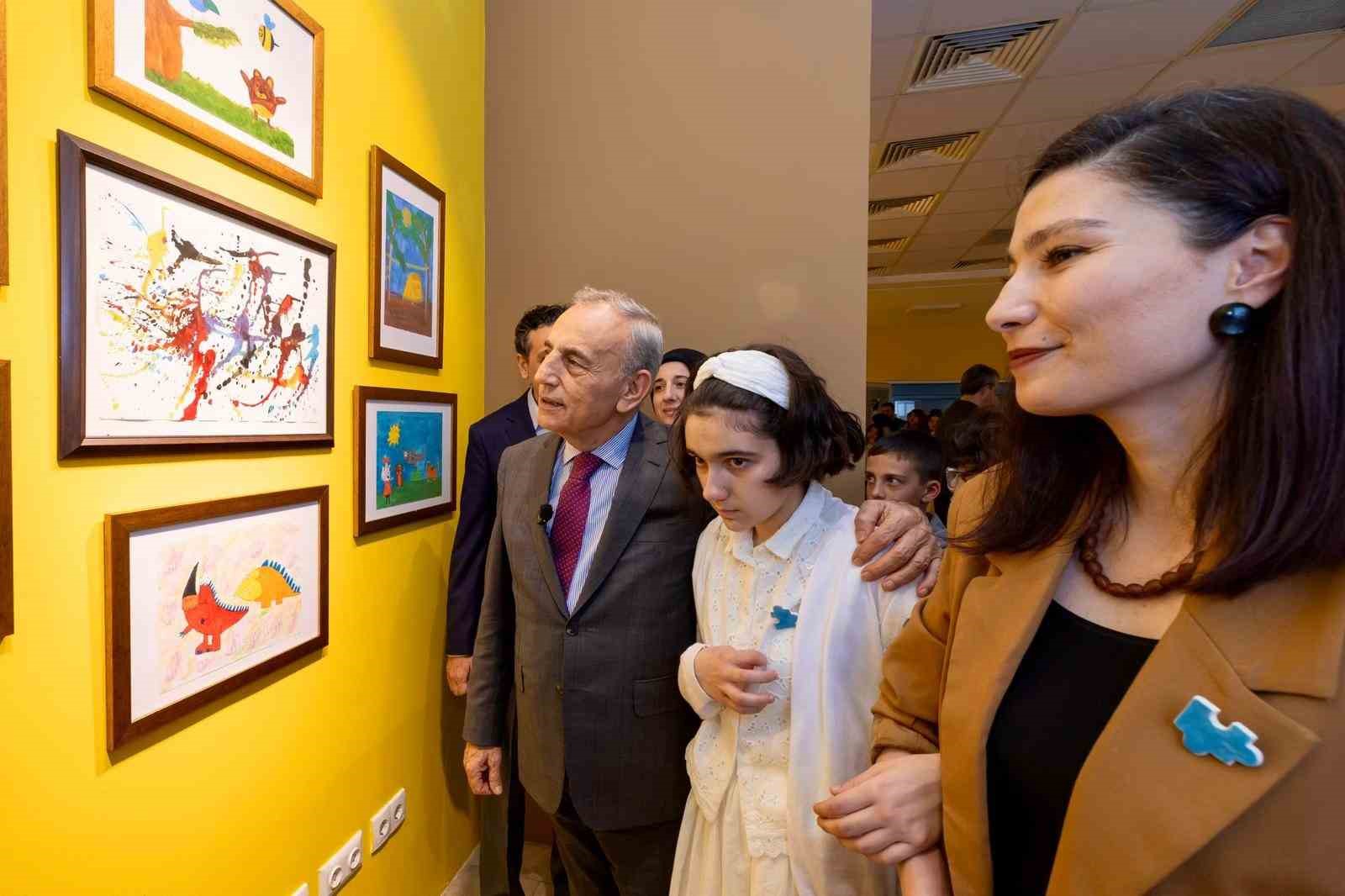 Renklerin diliyle farkındalık: Ayşegül’ün sergisi büyük ilgi gördü