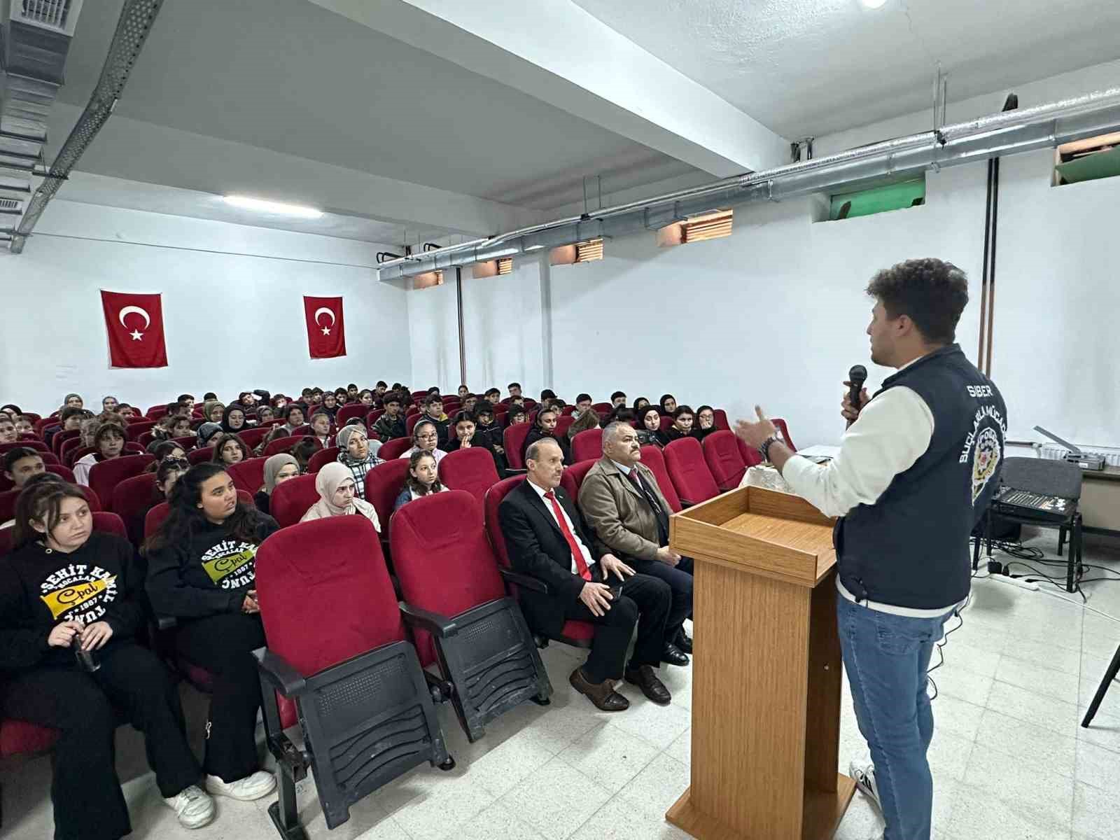 Öğretmen ve öğrencilere siber suçlarla mücadele eğitimi