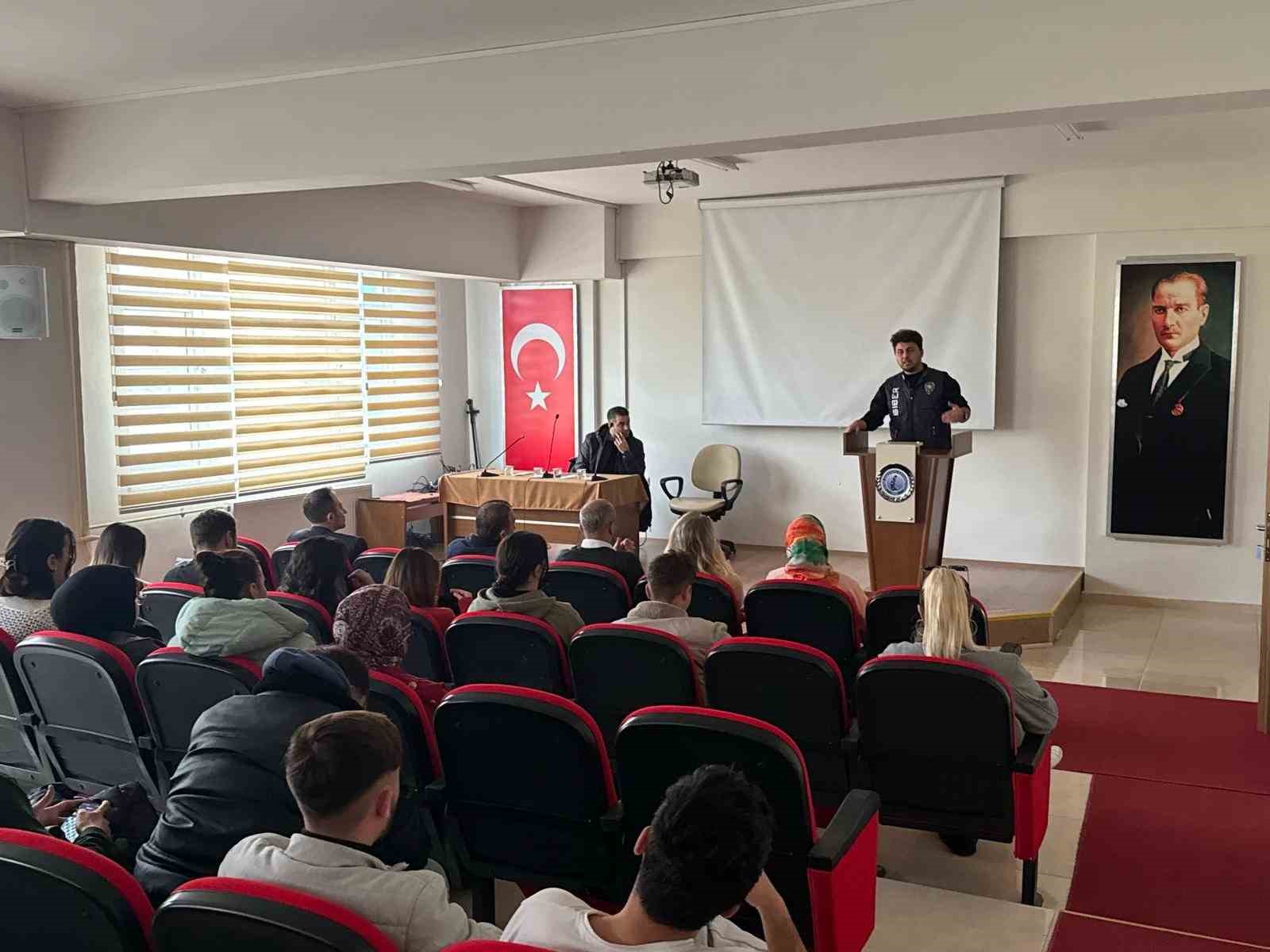 &Ouml;ğretmen ve &ouml;ğrencilere siber su&ccedil;larla m&uuml;cadele eğitimi
