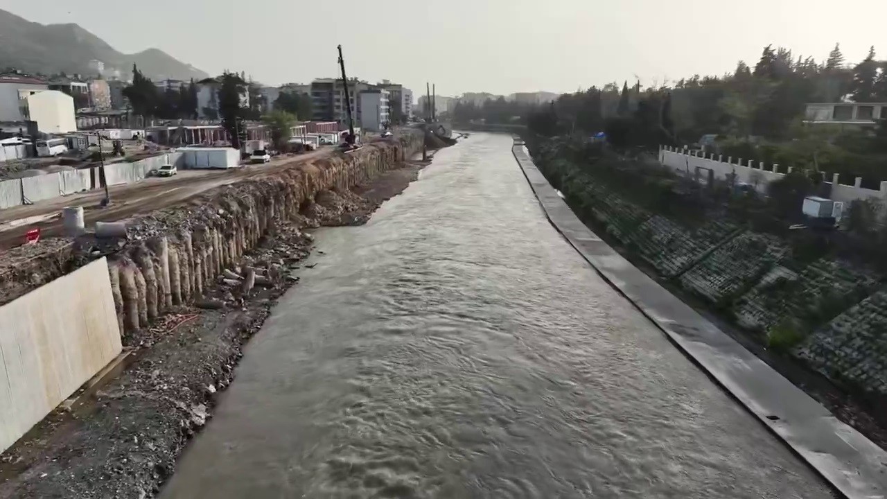 Asi Nehri&rsquo;nde &ccedil;alışmalar s&uuml;r&uuml;yor
