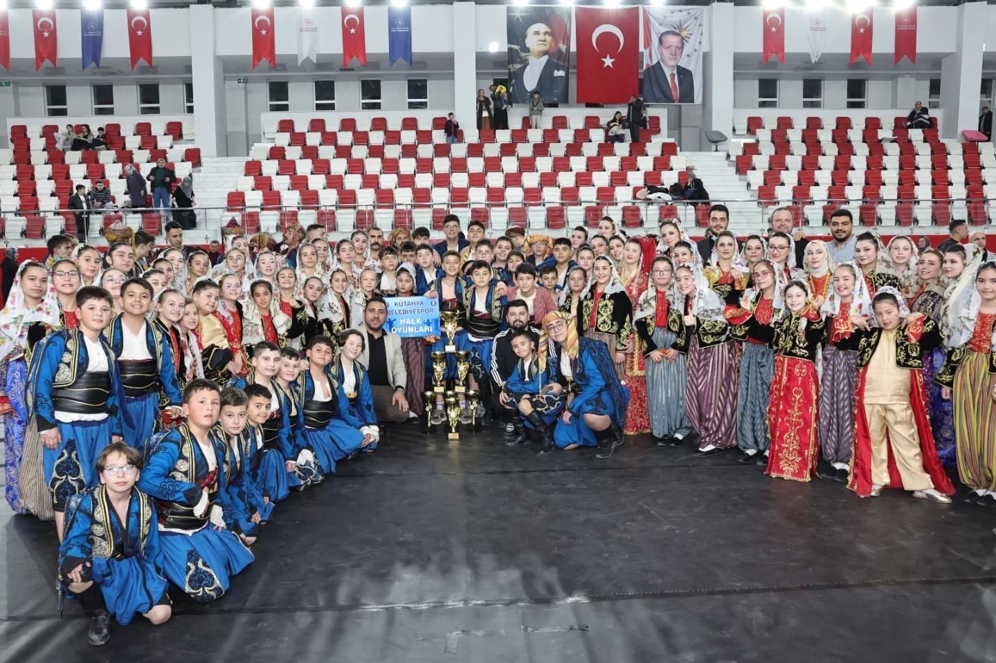 K&uuml;tahya&rsquo;da halk oyunları coşkusu
