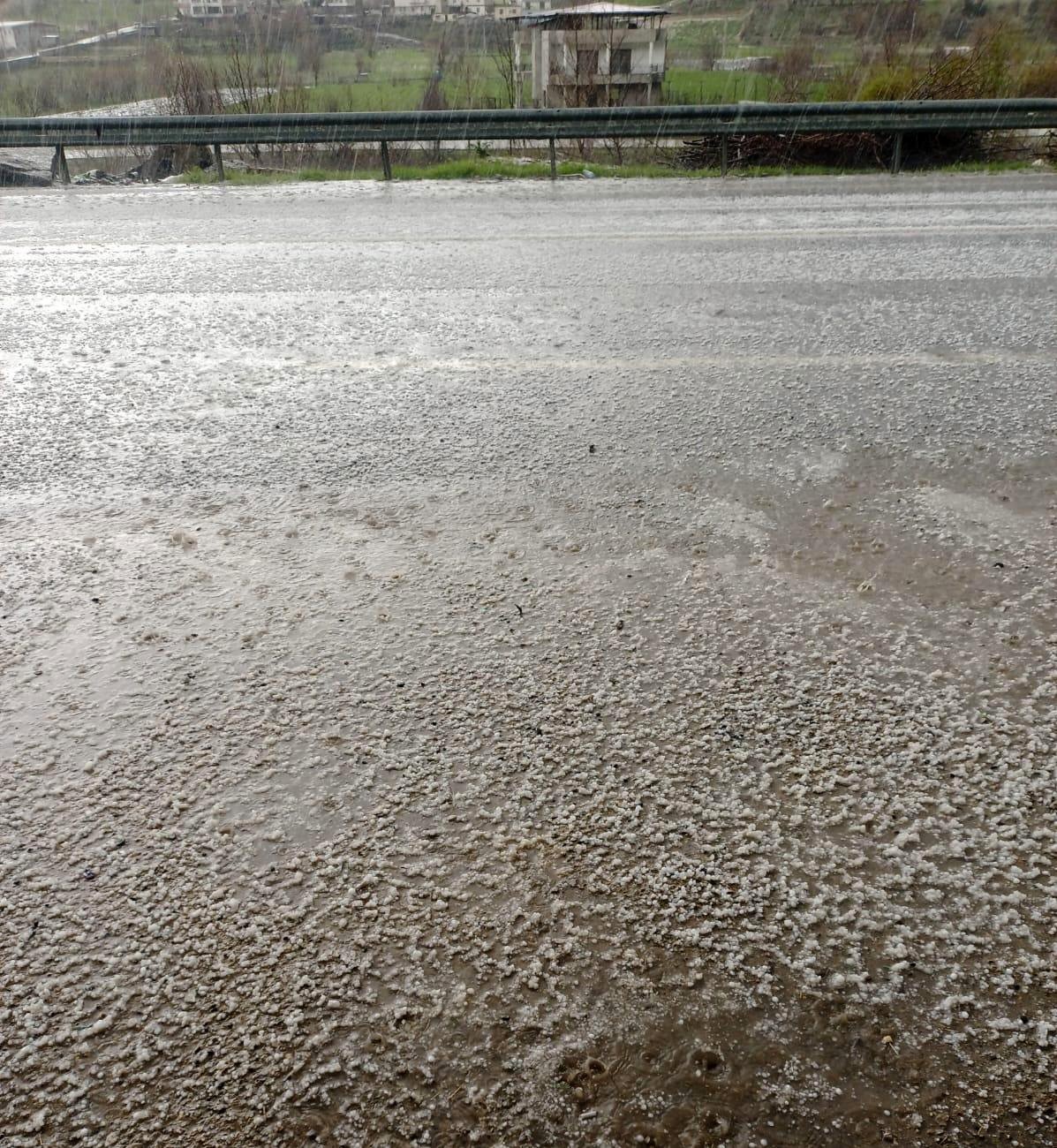 Batman&rsquo;da dolu etrafı beyaza b&uuml;r&uuml;d&uuml;
