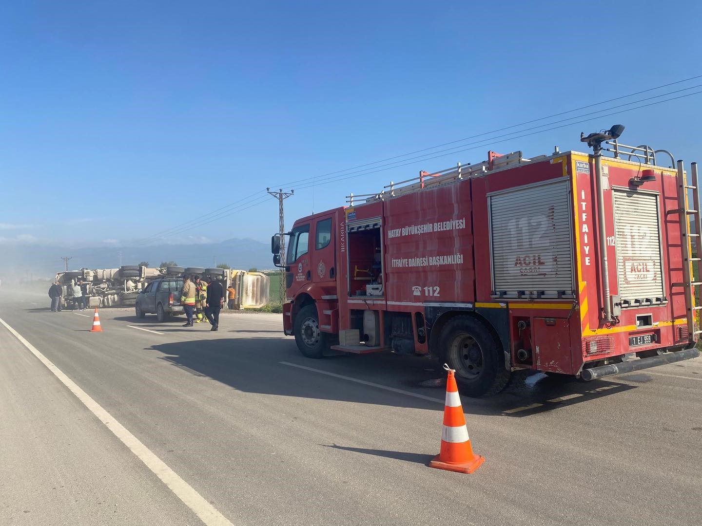 Kırıkhan&rsquo;da devrilen hafriyat kamyonunun s&uuml;r&uuml;c&uuml;s&uuml; yaralandı
