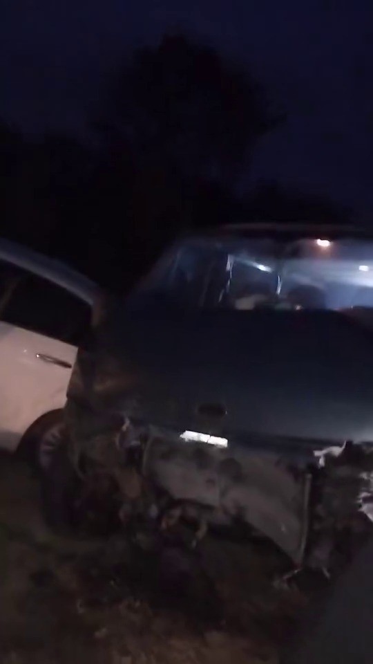 Bursa&rsquo;da yama&ccedil;tan kopan kayalar, ara&ccedil;ların &uuml;zerine yağdı
