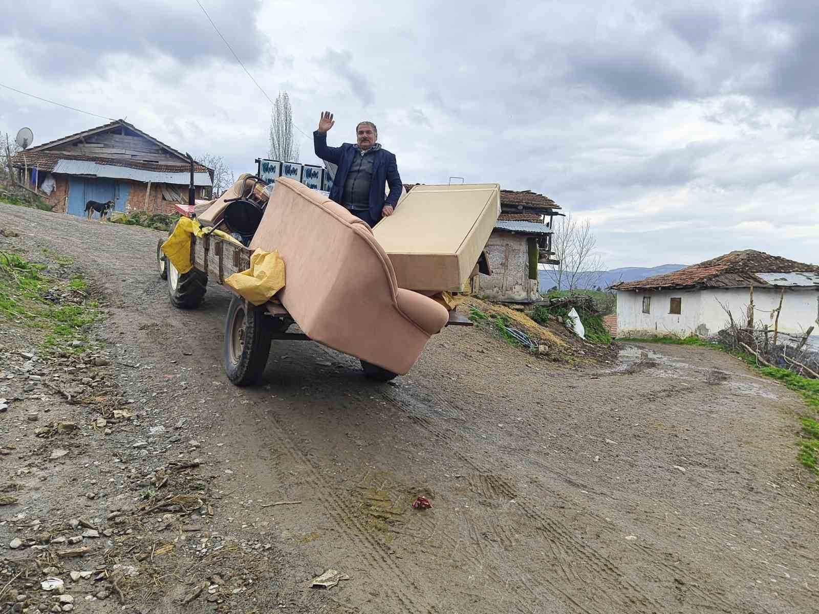 &rsquo;Sessiz&rsquo; mahalleye 3 kamyonluk yardım
