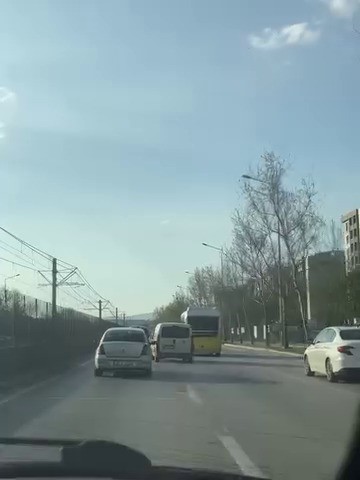 Peş peşe makas attı, trafiği tehlikeye d&uuml;ş&uuml;rd&uuml;
