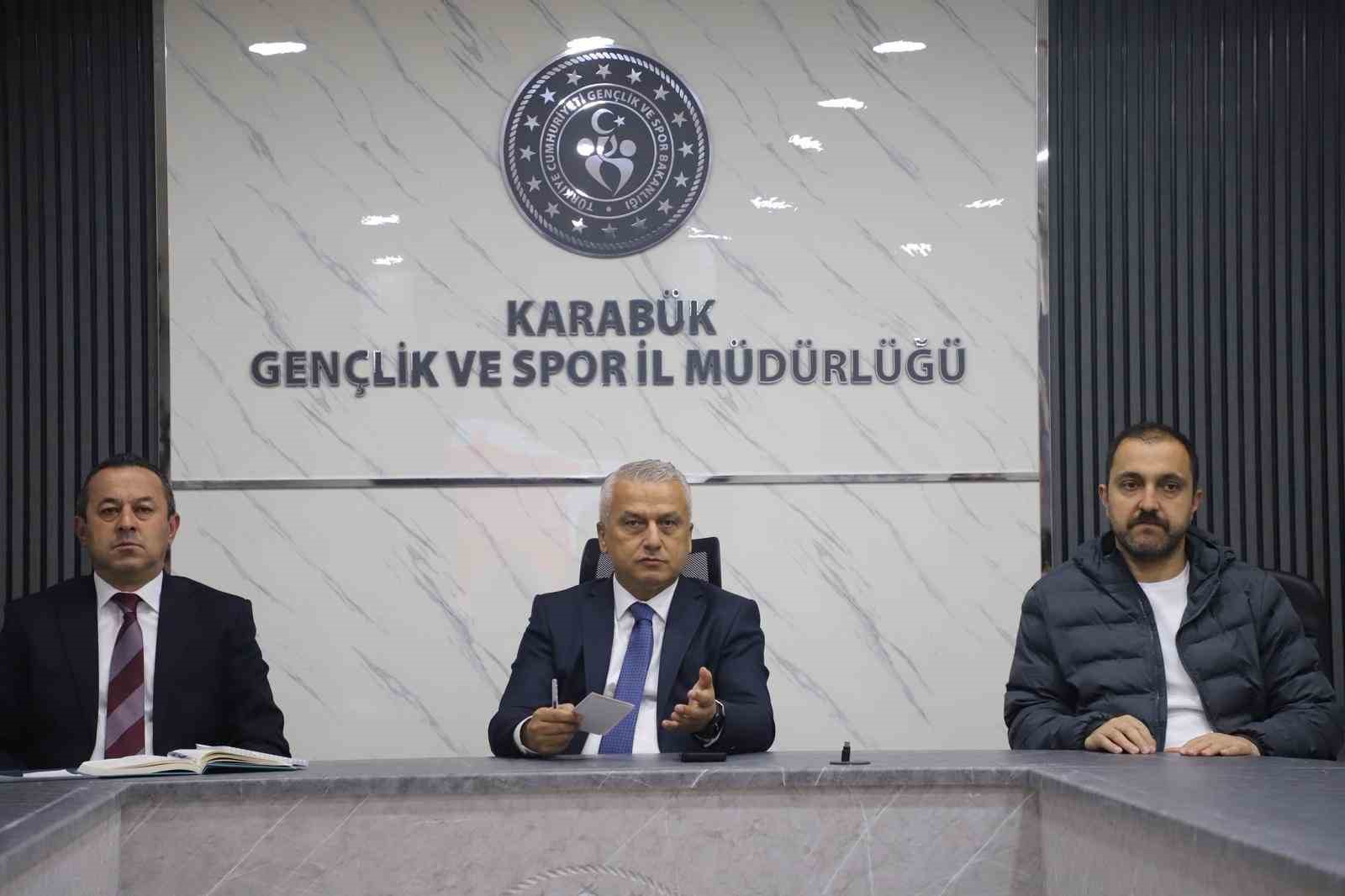 Antren&ouml;rlerle değerlendirme toplantısı d&uuml;zenlendi
