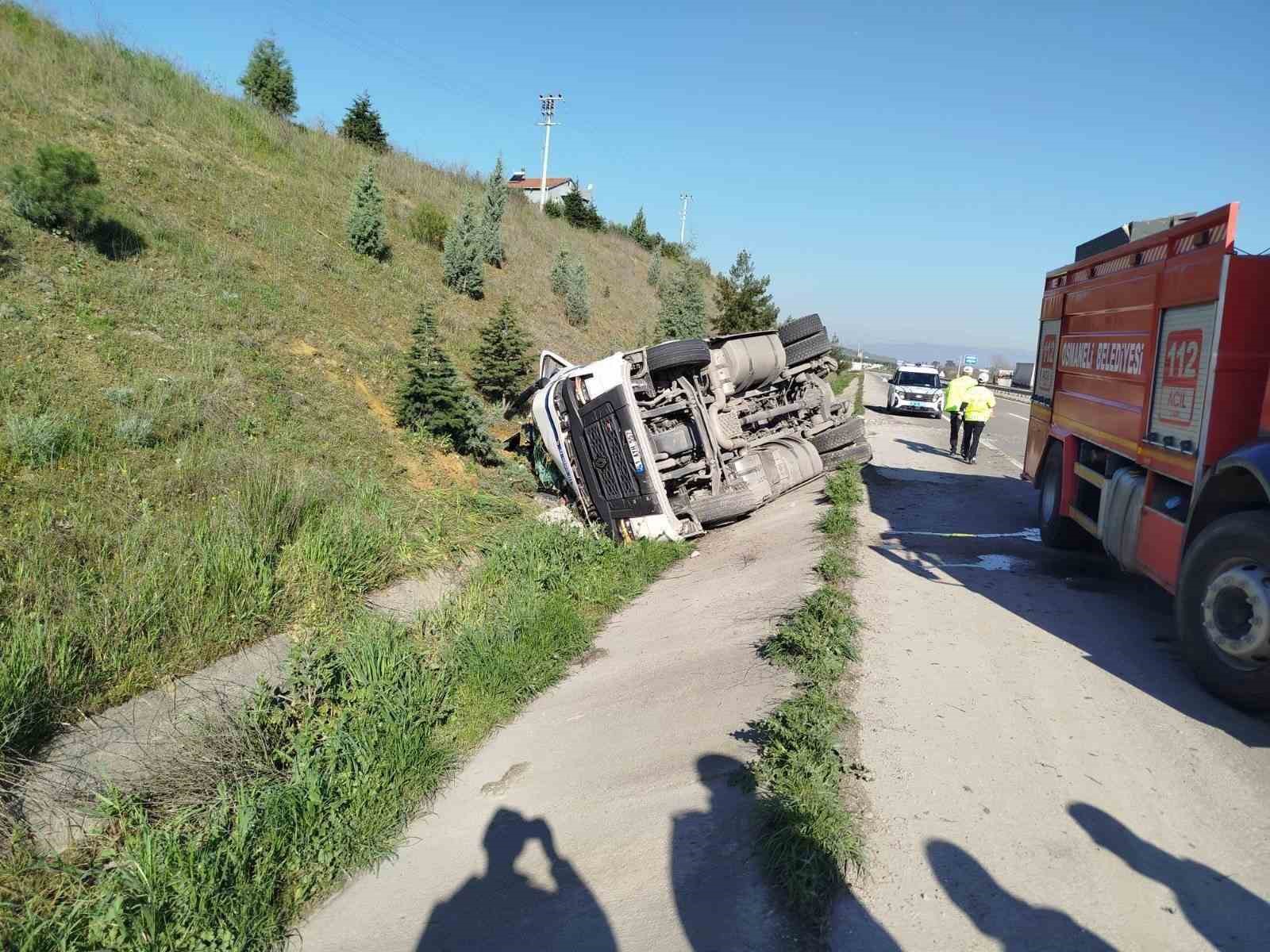 Bilecik&rsquo;te kontrolden &ccedil;ıkan tır devrildi; s&uuml;r&uuml;c&uuml;s&uuml; yaralandı
