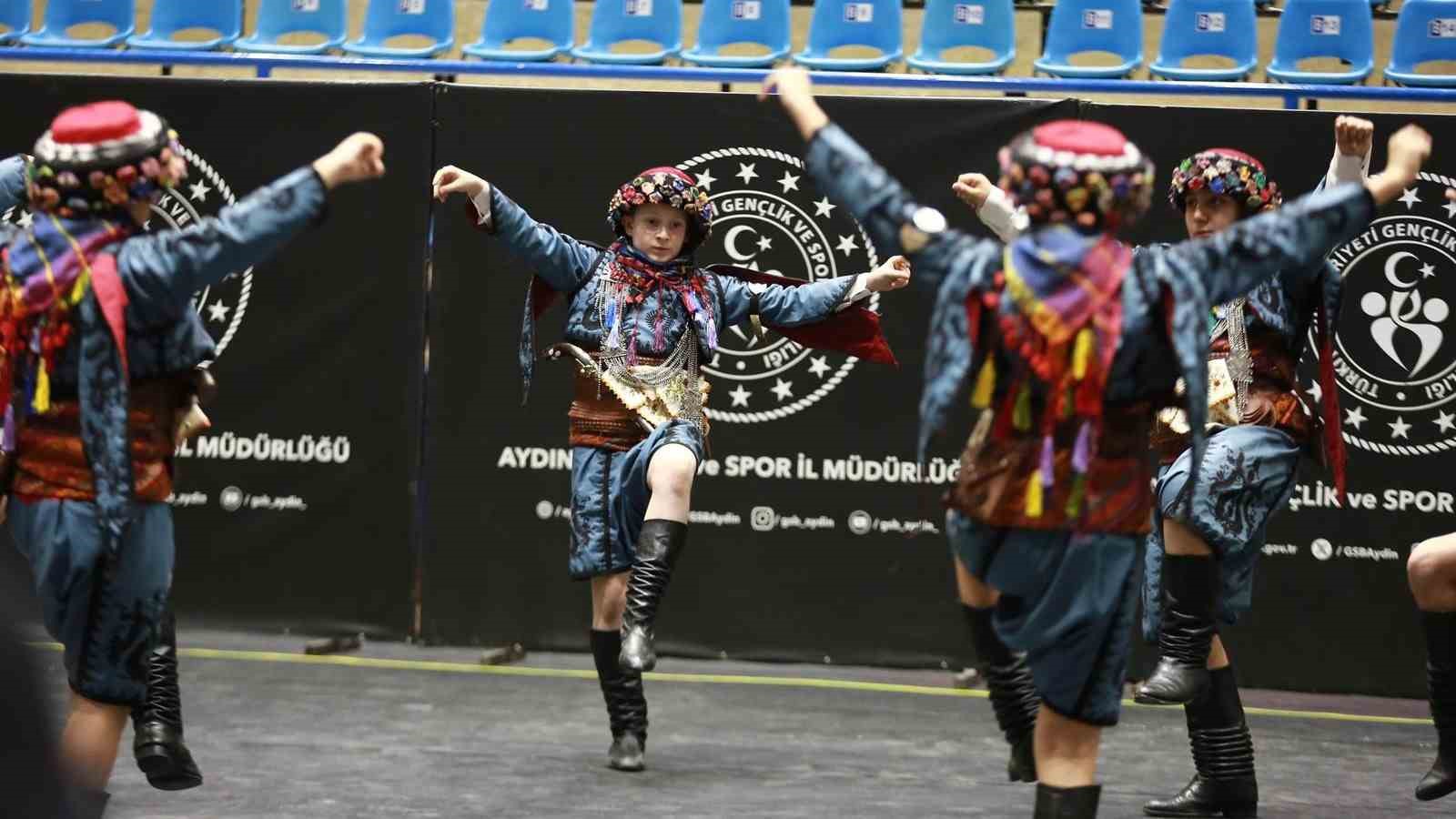 Halk oyunları ekipleri birincilik için ter döktü