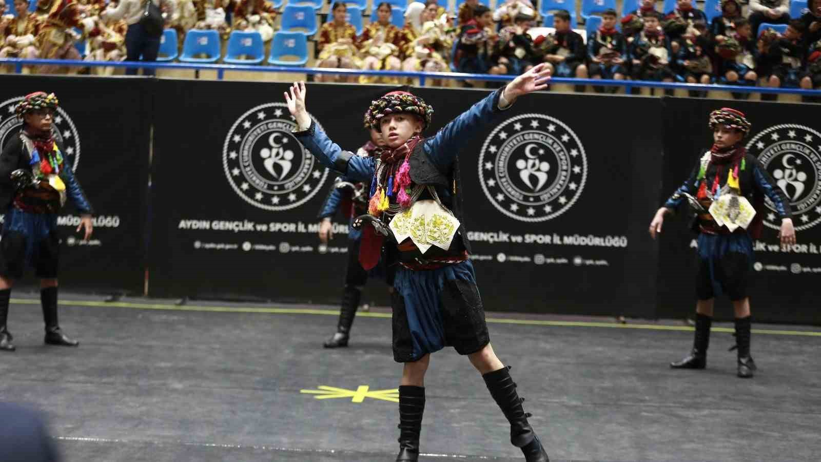 Halk oyunları ekipleri birincilik i&ccedil;in ter d&ouml;kt&uuml;
