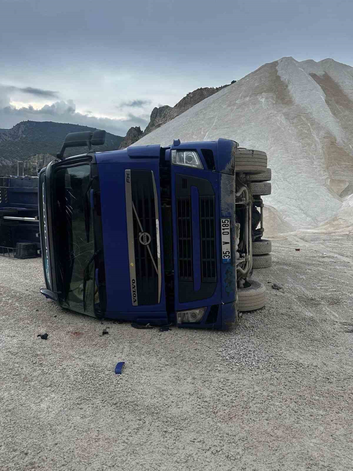 Kum boşaltırken devrilen kamyonda iş kazası: 1 yaralı
