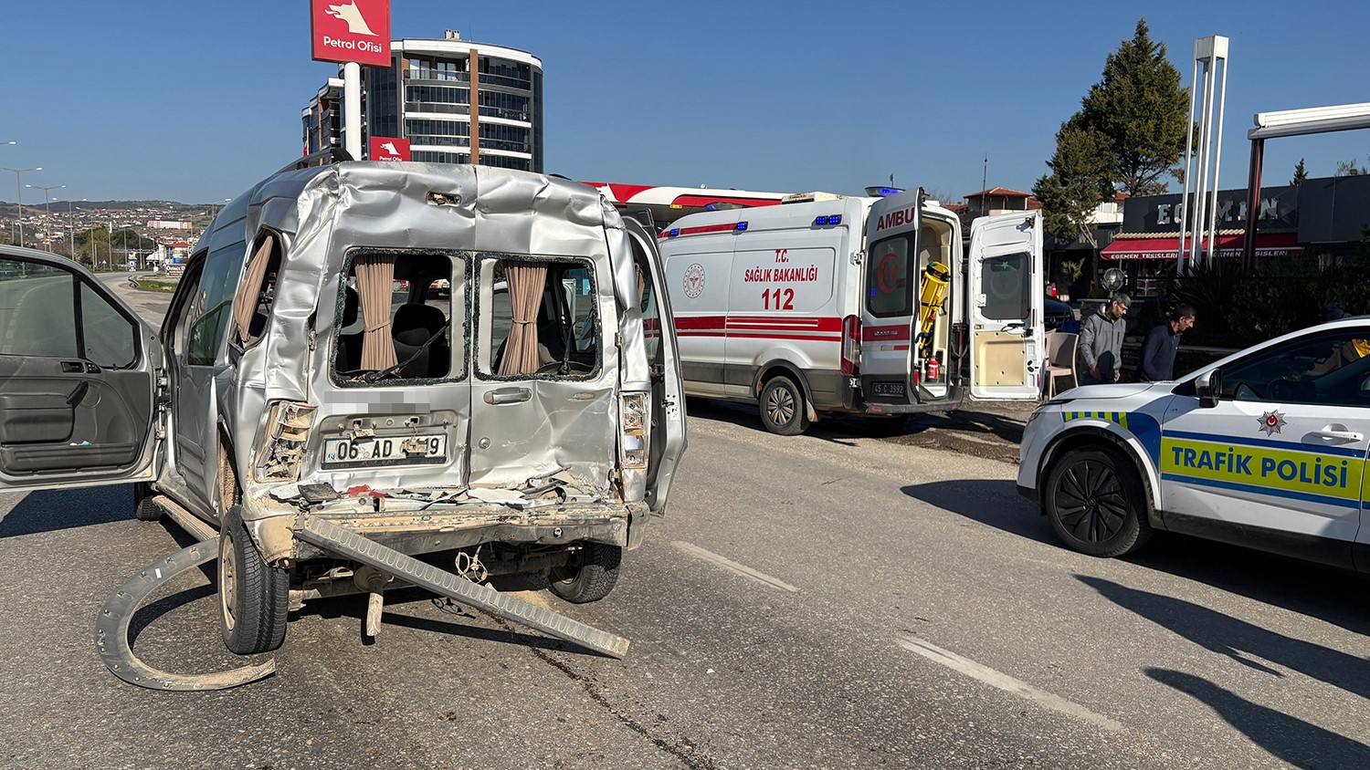 Tırın &ccedil;arptığı hafif ticari ara&ccedil;ta 3 kişi yaralandı
