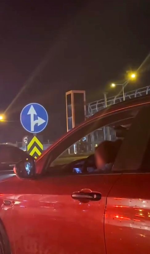 Kucağında çocukla araç kullanan sürücüye tepki yağdı
