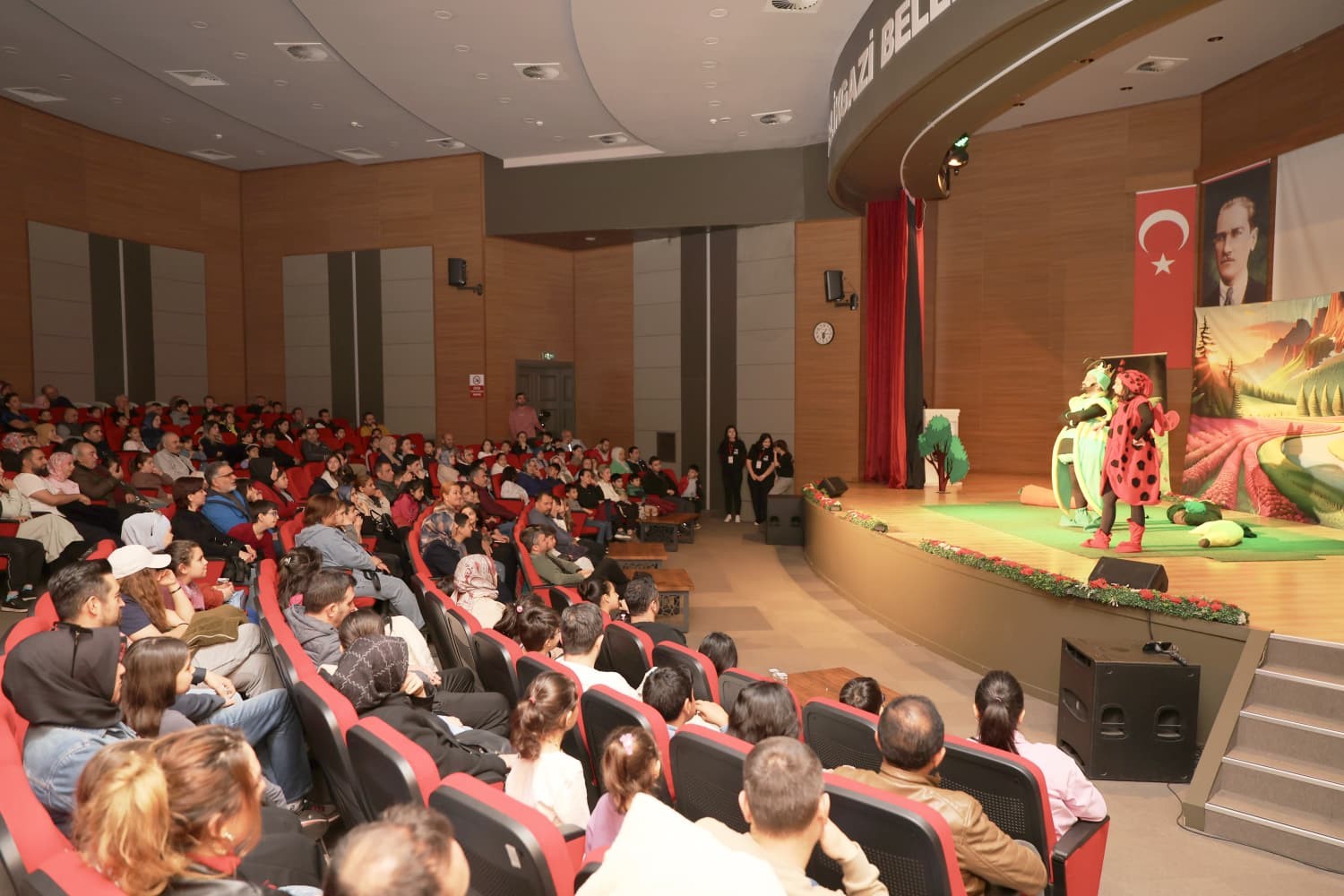 &rsquo;Ormanlar Kralı Ağustos B&ouml;ceği&rsquo; oyunu &ccedil;ocuklarla buluştu
