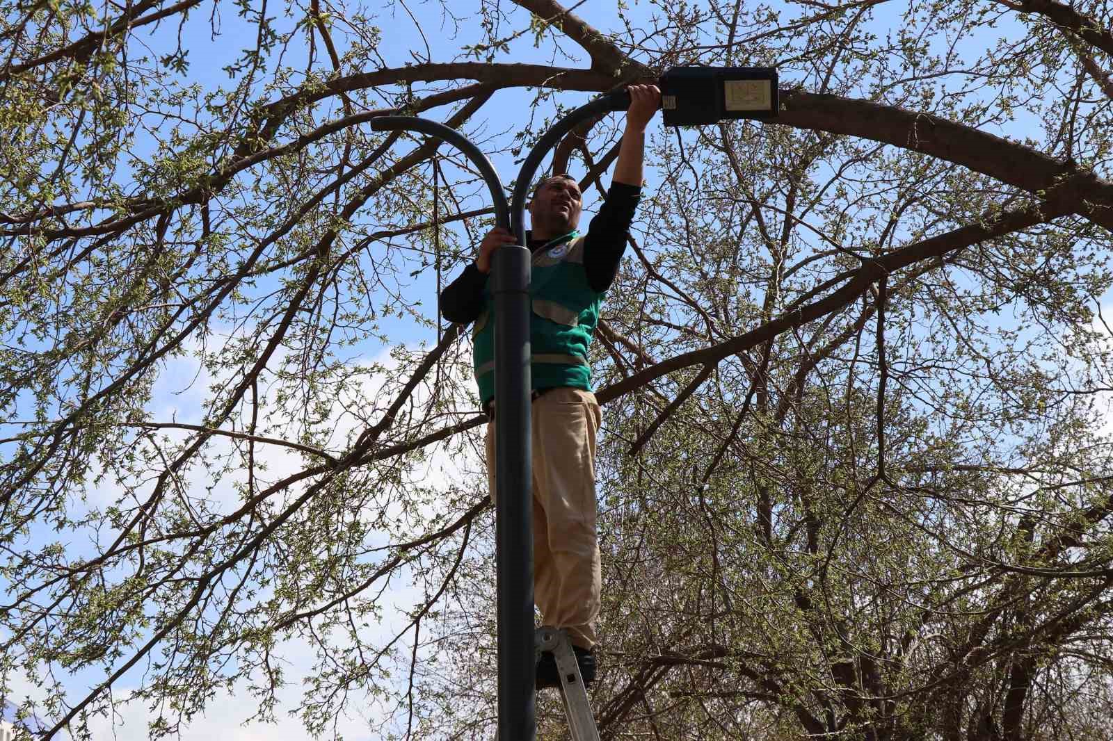 Haliliye&rsquo;de yaz &ouml;ncesi parklarda hummalı &ccedil;alışma
