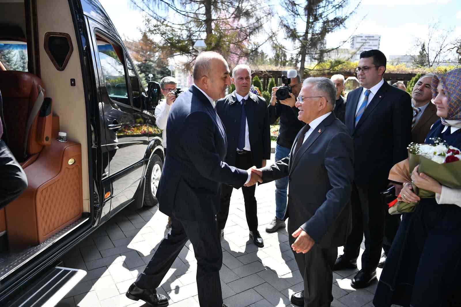 Eski bakan Çavuşoğlu: "Kayseri, dünyaya örnek bir şehir"