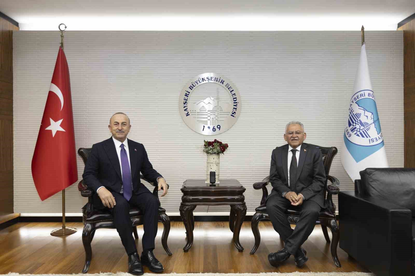 Eski bakan &Ccedil;avuşoğlu: "Kayseri, d&uuml;nyaya &ouml;rnek bir şehir"
