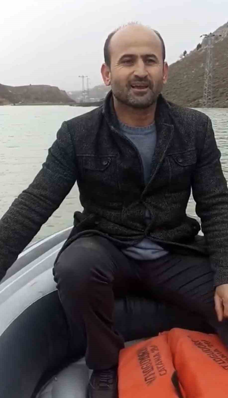 G&ouml;le d&ouml;nen yayla yolundan botla ge&ccedil;ip k&ouml;ylerine gittiler
