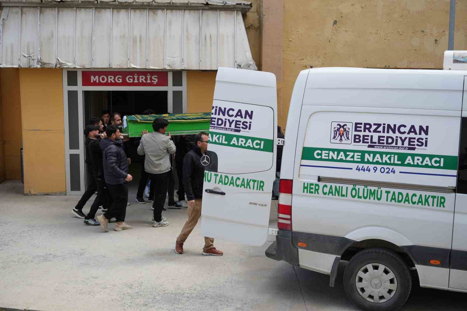 Bodrum&rsquo;daki g&ouml;&ccedil;men faciasında hayatını kaybeden 9 kişi Erzincan&rsquo;da defnedildi
