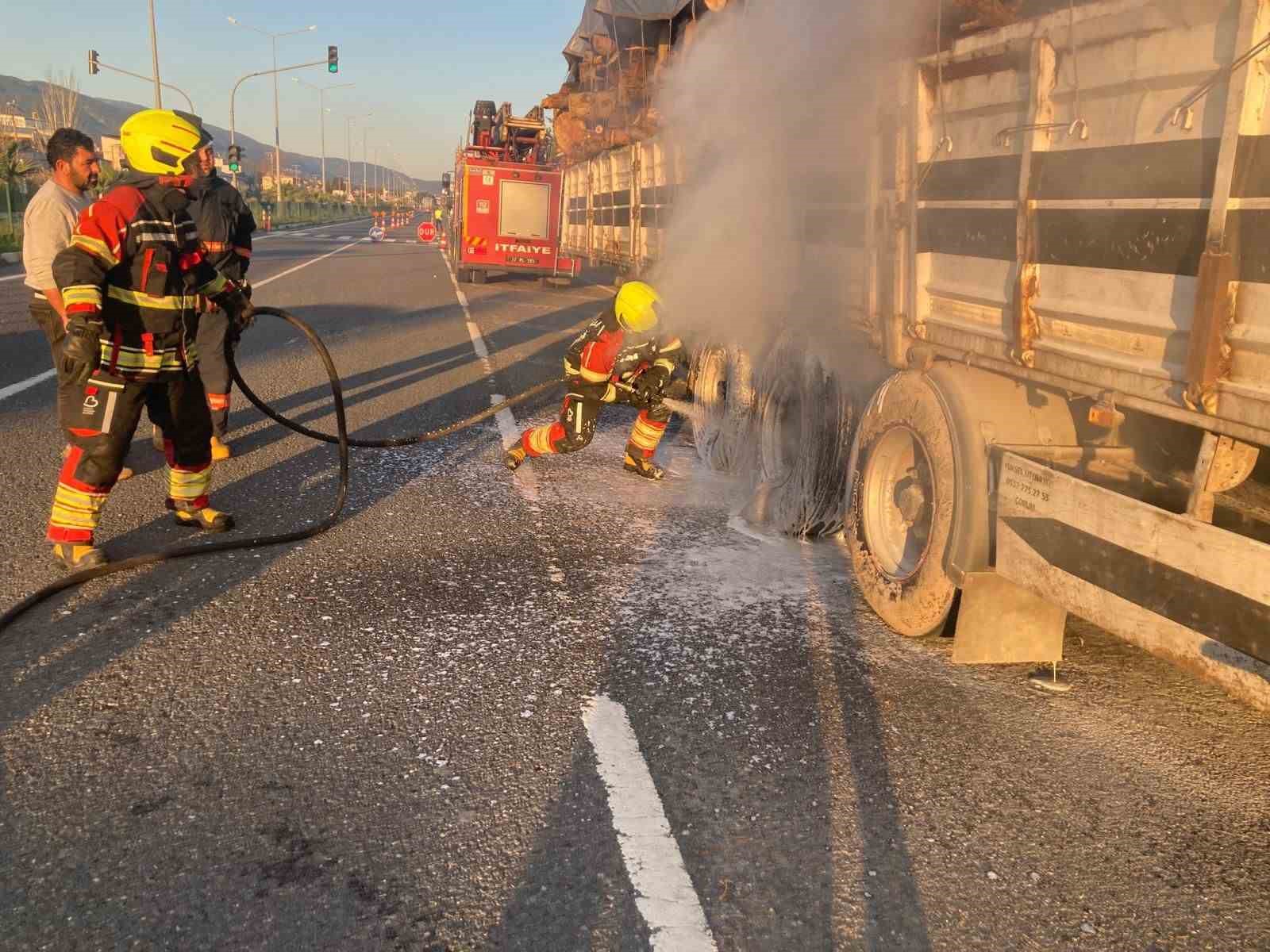 Tomruk y&uuml;kl&uuml; TIR dorsesi alevel alev yandı
