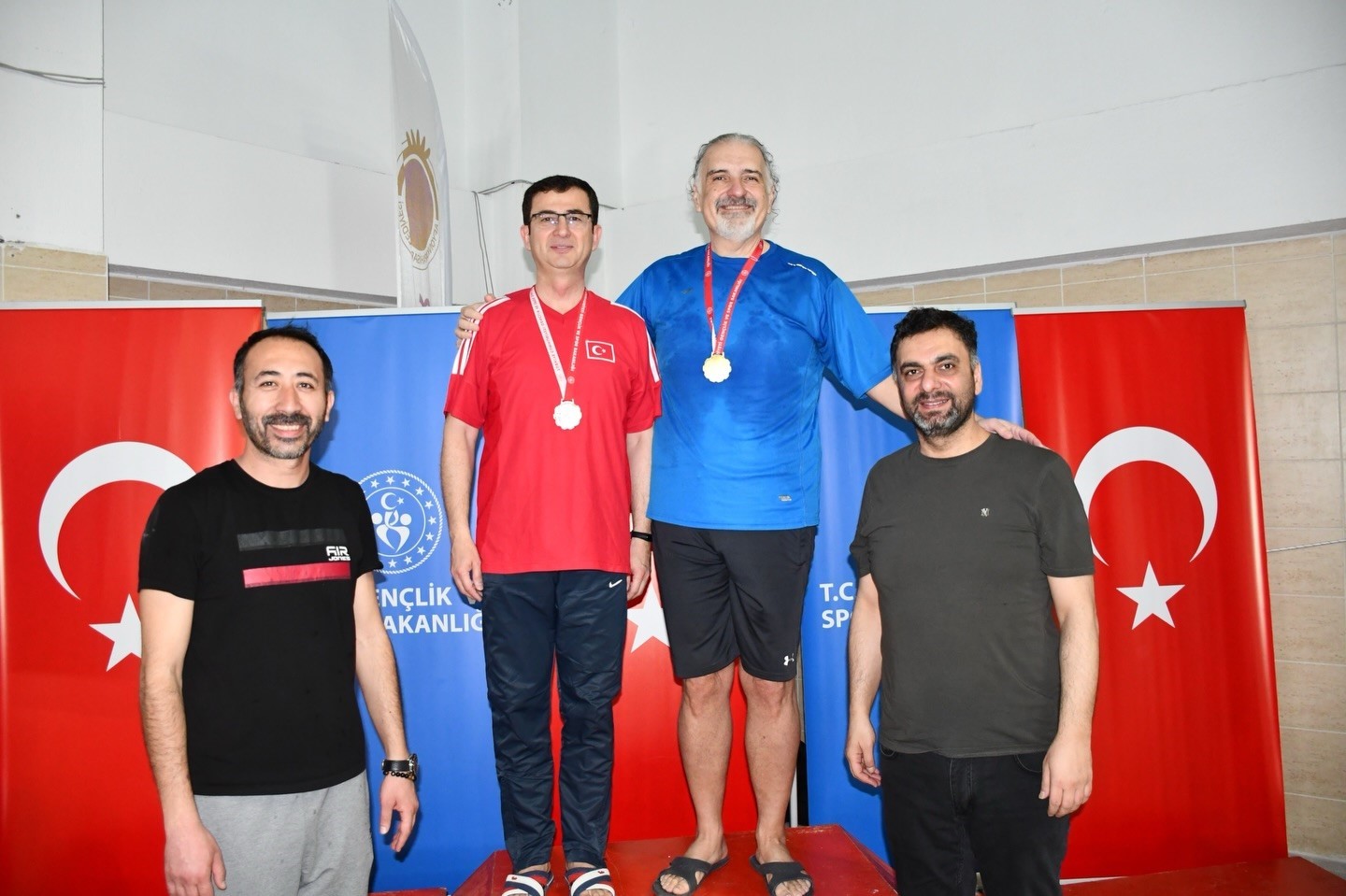 Y&uuml;z&uuml;c&uuml;ler kıyasıya yarıştı
