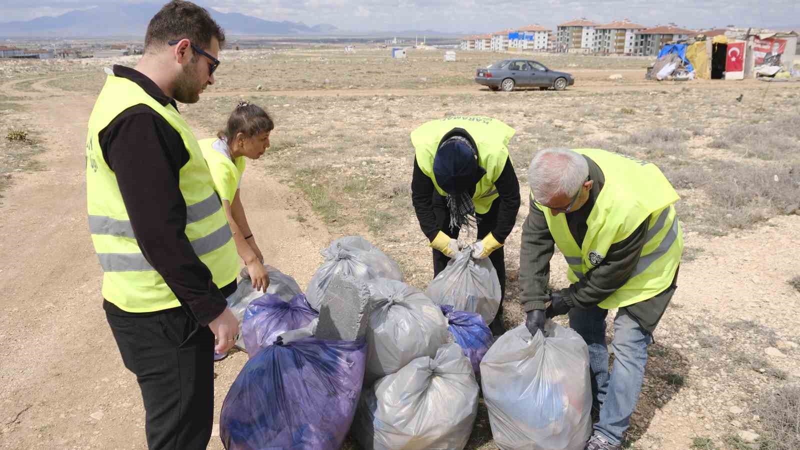 Karaman&rsquo;da "Bug&uuml;n temizle, yarın nefes al" sloganıyla doğaya atılan &ccedil;&ouml;pler toplandı
