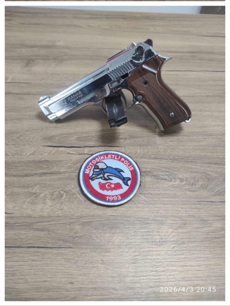 Reyhanlı&rsquo;da durdurulan ara&ccedil;ta uyuşturucu ve kurusıkı tabanca ele ge&ccedil;irildi
