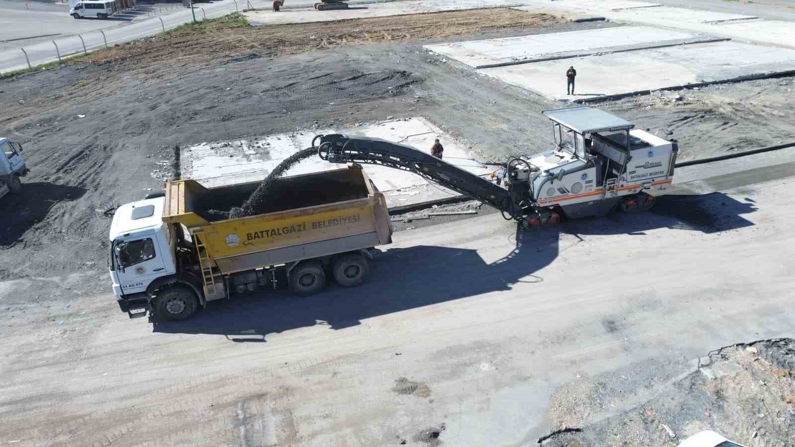 Battalgazi&rsquo;de s&ouml;k&uuml;len asfalt kırsal yollarda değerlendiriliyor
