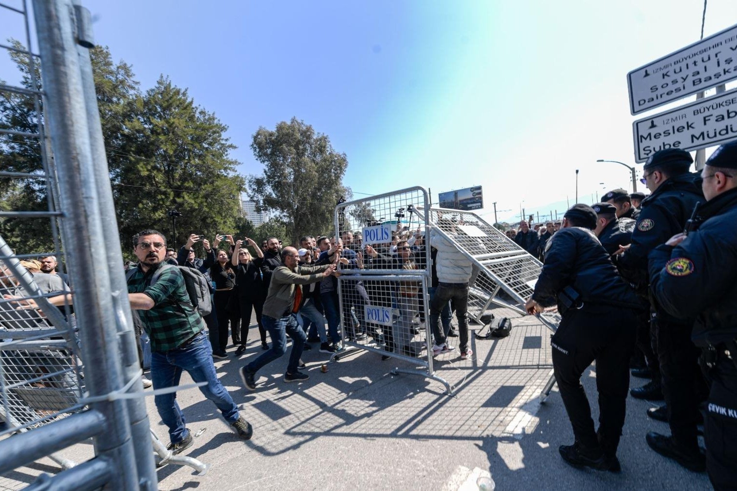 İzmir’de Meslek Fabrikası tahliyesinde gerginlik