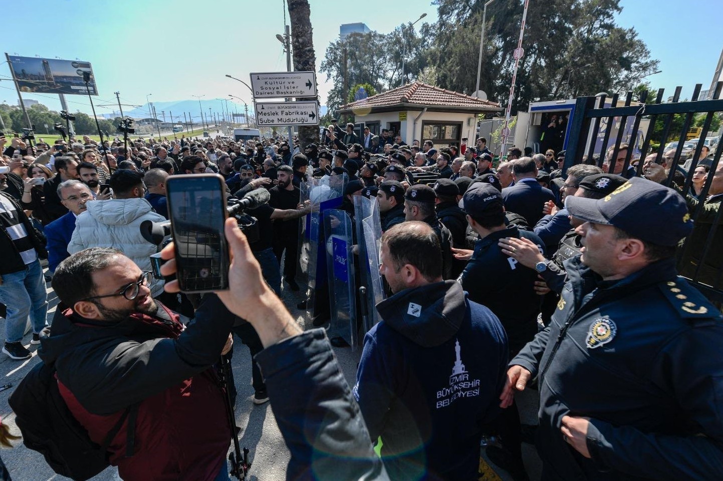 İzmir&rsquo;de Meslek Fabrikası tahliyesinde gerginlik
