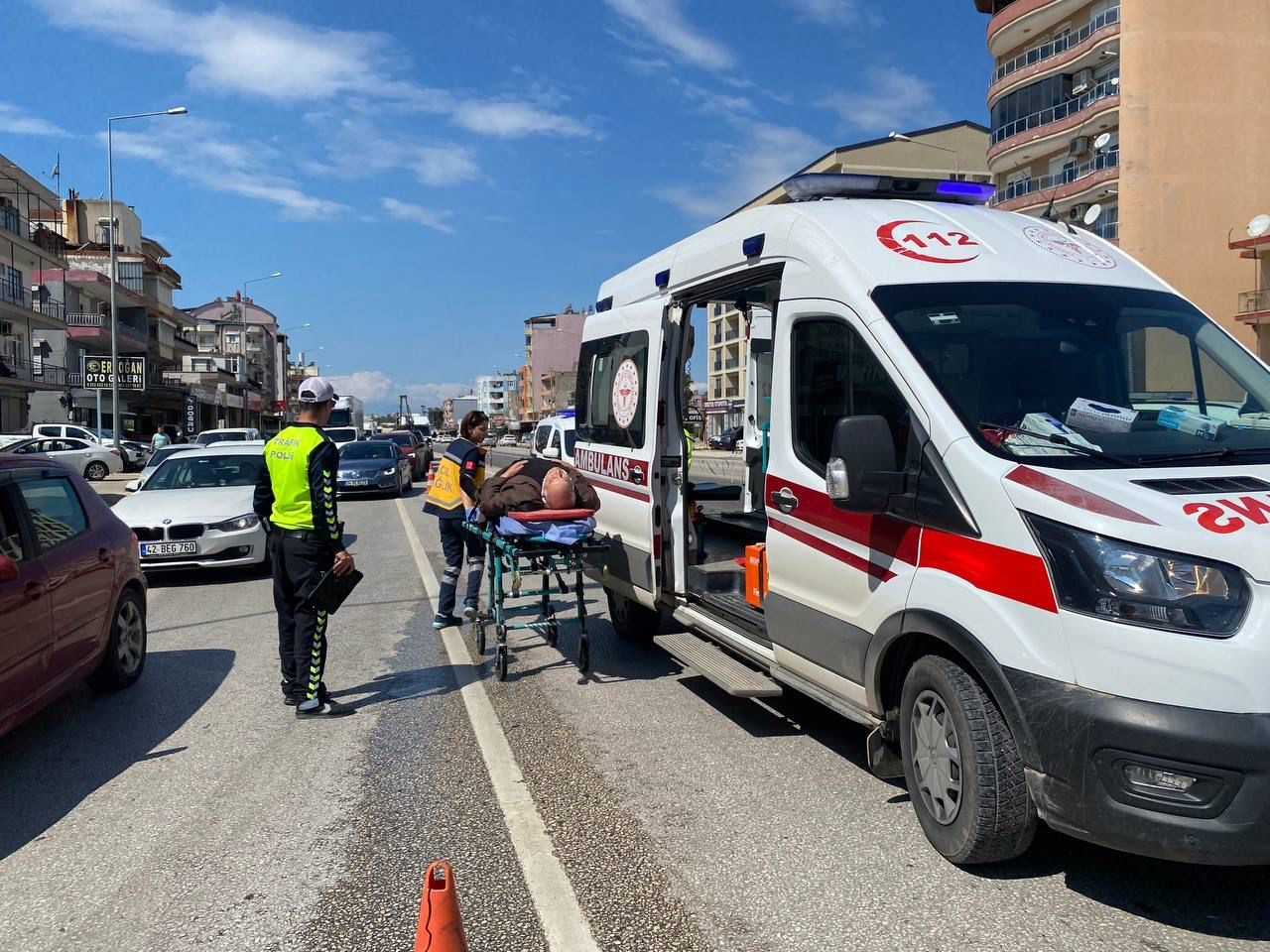 Serik&rsquo;te tur minib&uuml;s&uuml; ile otomobil &ccedil;arpıştı: 2 yaralı
